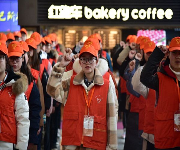 徐州：青年志愿者与春运同行